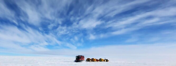 Trip Erlebnisse beliebtes Urlaubsziel – Antarktis - Null Bewohner, Millionen Pinguine und feste Dimensionen. Am südlichen Ende der Erde, wo die Sonne nur zwischen Frühjahr und Herbst über dem Horizont aufgeht, liegt der 7. Kontinent, die Antarktis. Riesig, bis auf ein paar Forscher unbewohnt und ohne offiziellen Besitzer. Eine Welt, die überrascht, bevor Sie sie sehen. Deshalb ist ein Besuch definitiv etwas für die Schatzkiste der Erinnerung und allein die Ausmaße dieser Destination sind eine Sache für sich. Du trittst aus deinem gemütlichen Hotelzimmer und es begrüßt dich die warme italienische Sonne. Du blickst auf den atemberaubenden Gardasee, der in zahlreichen Blautönen schimmert - von tiefem Dunkelblau bis zu funkelndem Türkis. Majestätische Berge umgeben dich, während die Brise sanft deine Haut streichelt und der Duft von blühenden Zitronenbäumen deine Nase kitzelt. Du schlenderst die malerischen, engen Gassen entlang, vorbei an farbenfrohen, blumengeschmückten Häusern. Vereinzelt unterbricht das fröhliche Lachen der Einheimischen die friedvolle Stille. Du fühlst dich wie in einem Traum, der nicht enden will. Jeder Schritt führt dich zu neuen Entdeckungen und Abenteuern. Du probierst die köstliche italienische Küche mit ihren frischen Zutaten und verführerischen Aromen. Die Sonne geht langsam unter und taucht den Himmel in ein leuchtendes Orange-rot - ein spektakulärer Anblick.